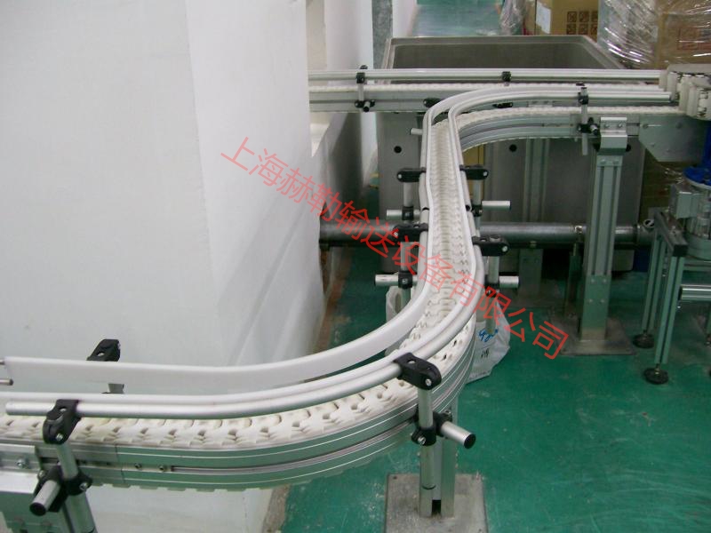 上海赫勒輸送設(shè)備有限公司專業(yè)制造柔性輸送線和柔性輸送系統(tǒng)的企業(yè)，我們從歐洲引進(jìn)的柔性輸送系統(tǒng)可廣泛的應(yīng)用于食品，飲料，卷煙，啤酒，礦泉水，紙箱，卷筒紙，軸承加工，齒輪加工，汽車零部件生產(chǎn)，醫(yī)藥制藥，電子元件裝配線，包裝線等行業(yè)。該輸送系統(tǒng)的大特點(diǎn)在于使用簡(jiǎn)單的機(jī)械傳送與少的電器控制結(jié)合的輸送方案來滿足我們的用戶的生產(chǎn)要求。在提供完整的輸送線與各類零配件的同時(shí)還將提供好的技術(shù)支持和培訓(xùn)。通常我們會(huì)按照用戶的實(shí)際生產(chǎn)要求免費(fèi)設(shè)計(jì)一至二套輸送線的方案圖，終使用戶得到一個(gè)節(jié)省空間，少成本的佳解決方案。因此，我們希望我們的柔性輸送系統(tǒng)能成為你們的佳選擇。